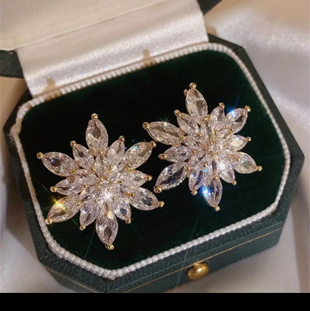 Rhinestone Starburst Stud Earrings Gold Post Back NIP - Picture 5 of 5